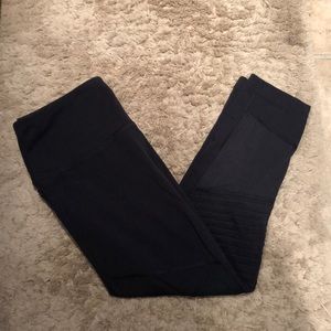 Workout leggings with mesh cutouts and pocket